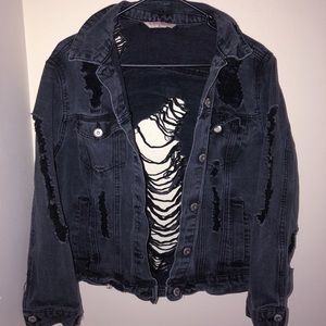 Distressed black jean jacket 🖤
